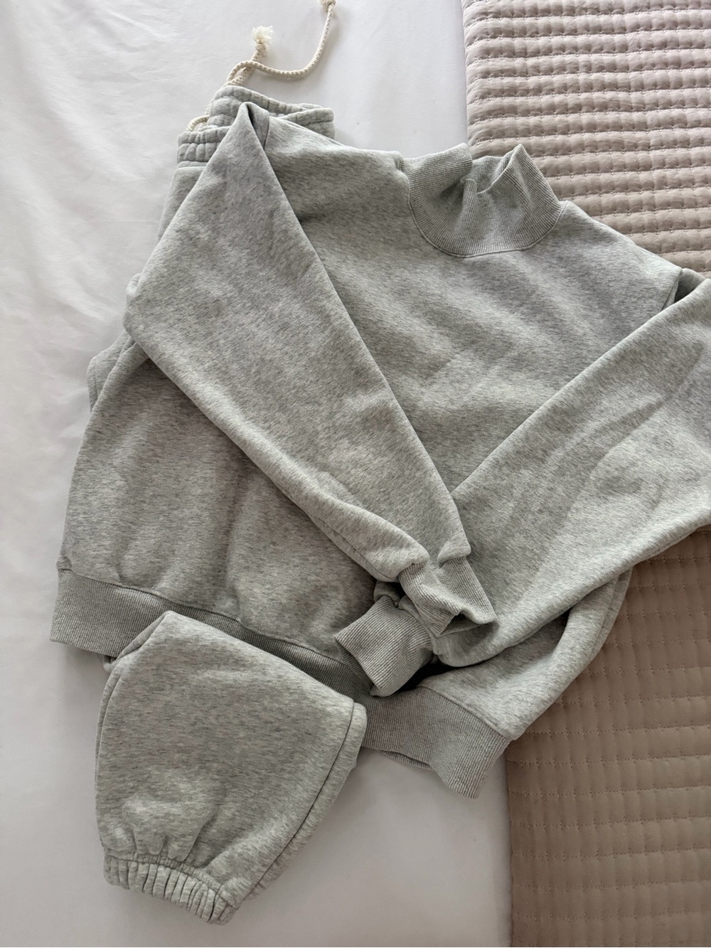 EUC parke Light Gray Mock-Neck (s/m) and joggers (xs)